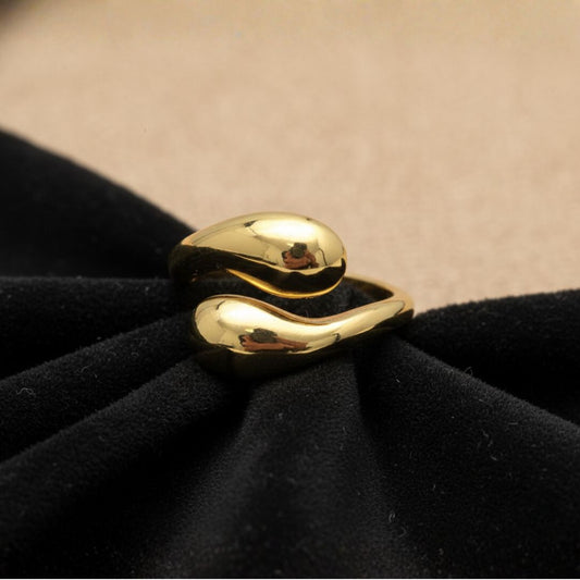 Gota Nova Dorado - Anillo Fluido de Diseño Escultural