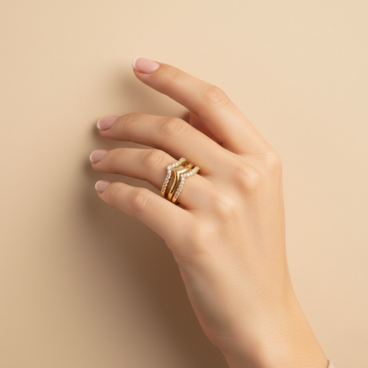 Alma Doré — Anillo Dorado en V Brillante