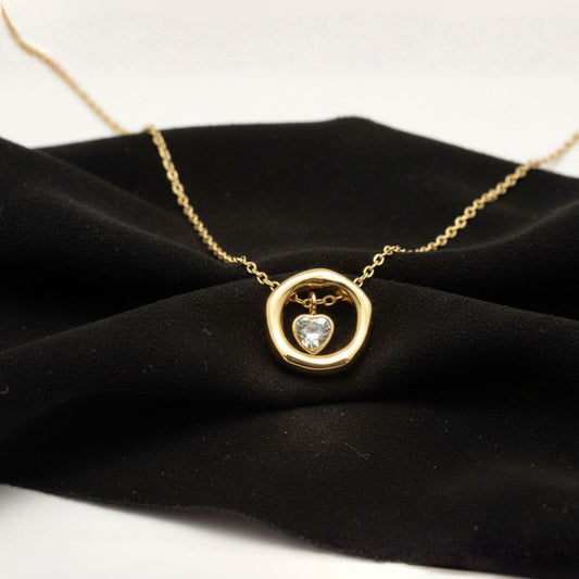 Corazon de Luna - Collar de Corazón Colgante en Marco Circular Dorado