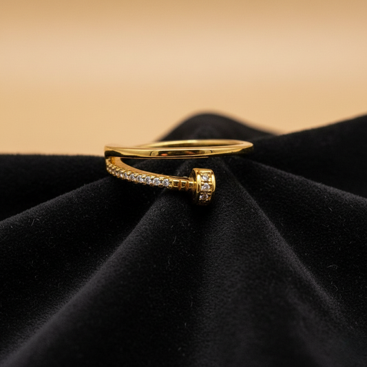 Anillo Dorado Clavo Lux — Detalle con Cubic Brillante