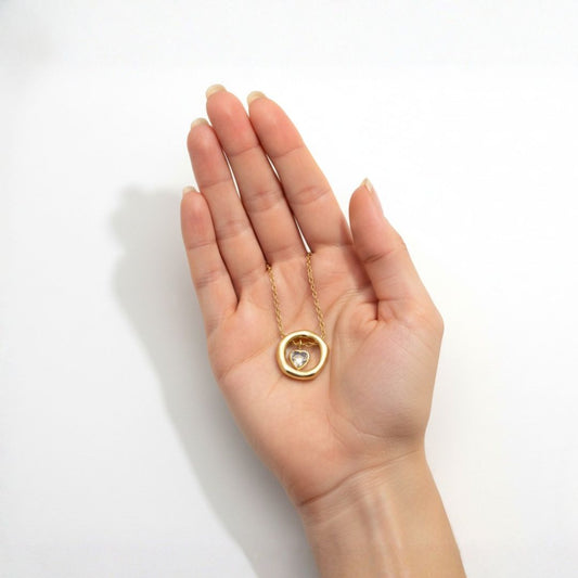Corazon de Luna - Collar de Corazón Colgante en Marco Circular Dorado