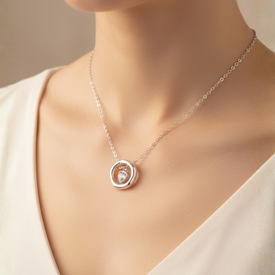 Corazon de Luna - Collar de Corazón Colgante en Marco Circular Plateado