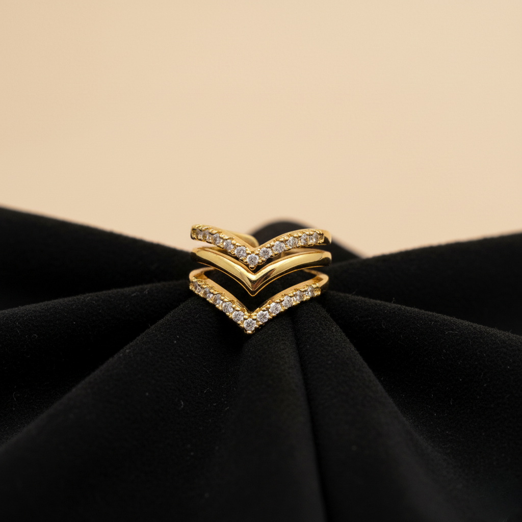 Alma Doré — Anillo Dorado en V Brillante