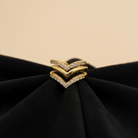 Alma Doré — Anillo Dorado en V Brillante