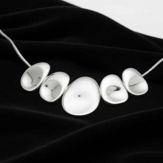 Alma Plateada - Collar de Diseño Orgánico con Eslabones Pulidos