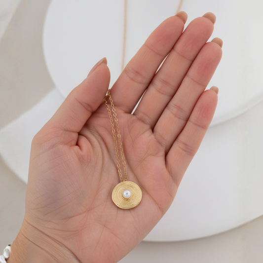 SOLEA COLLAR ACERO DORADO CON DIJE CIRCULO FACETADO Y PERLITA ACERO