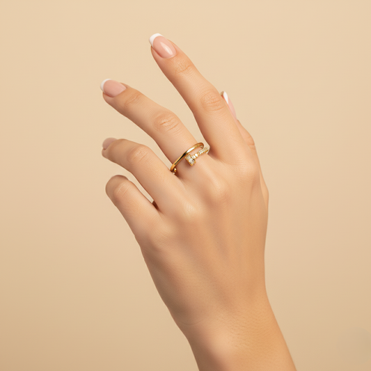 Anillo Dorado Clavo Lux — Detalle con Cubic Brillante