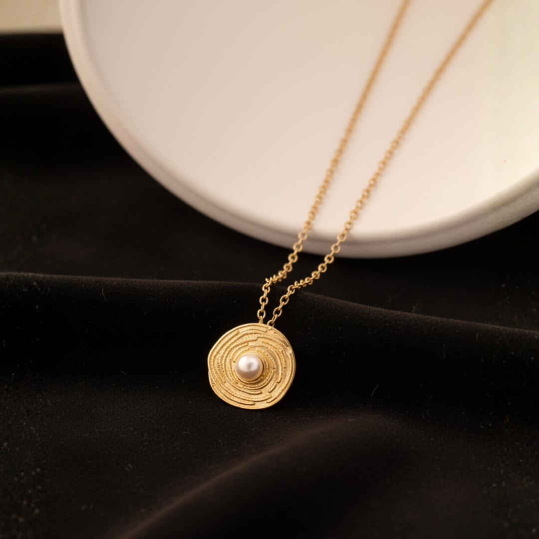 SOLEA COLLAR ACERO DORADO CON DIJE CIRCULO FACETADO Y PERLITA ACERO