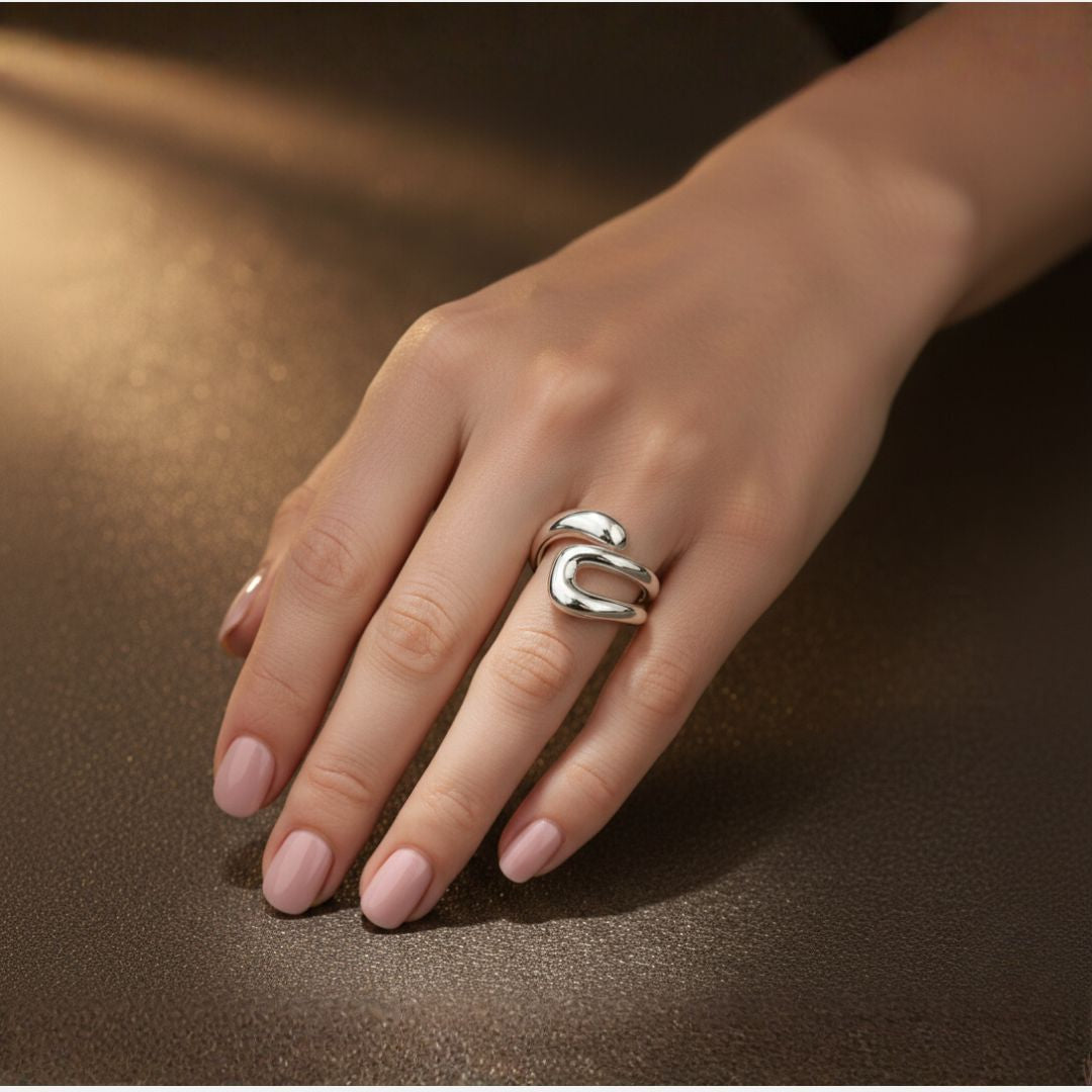 Fluidez - Anillo Plateado Escultural de Líneas Orgánicas
