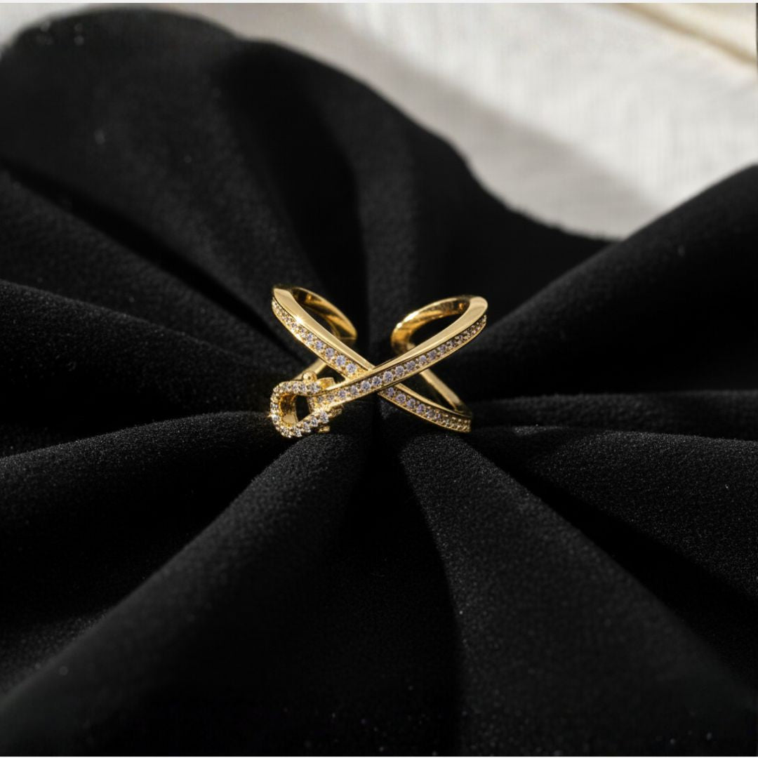 Lazo de Luz - Anillo Cruzado Dorado con Zirconias Brillantes