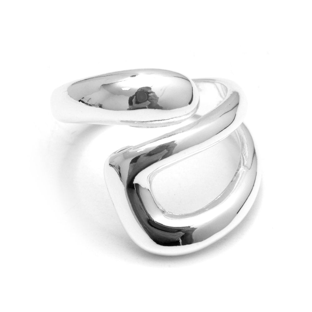Fluidez - Anillo Plateado Escultural de Líneas Orgánicas