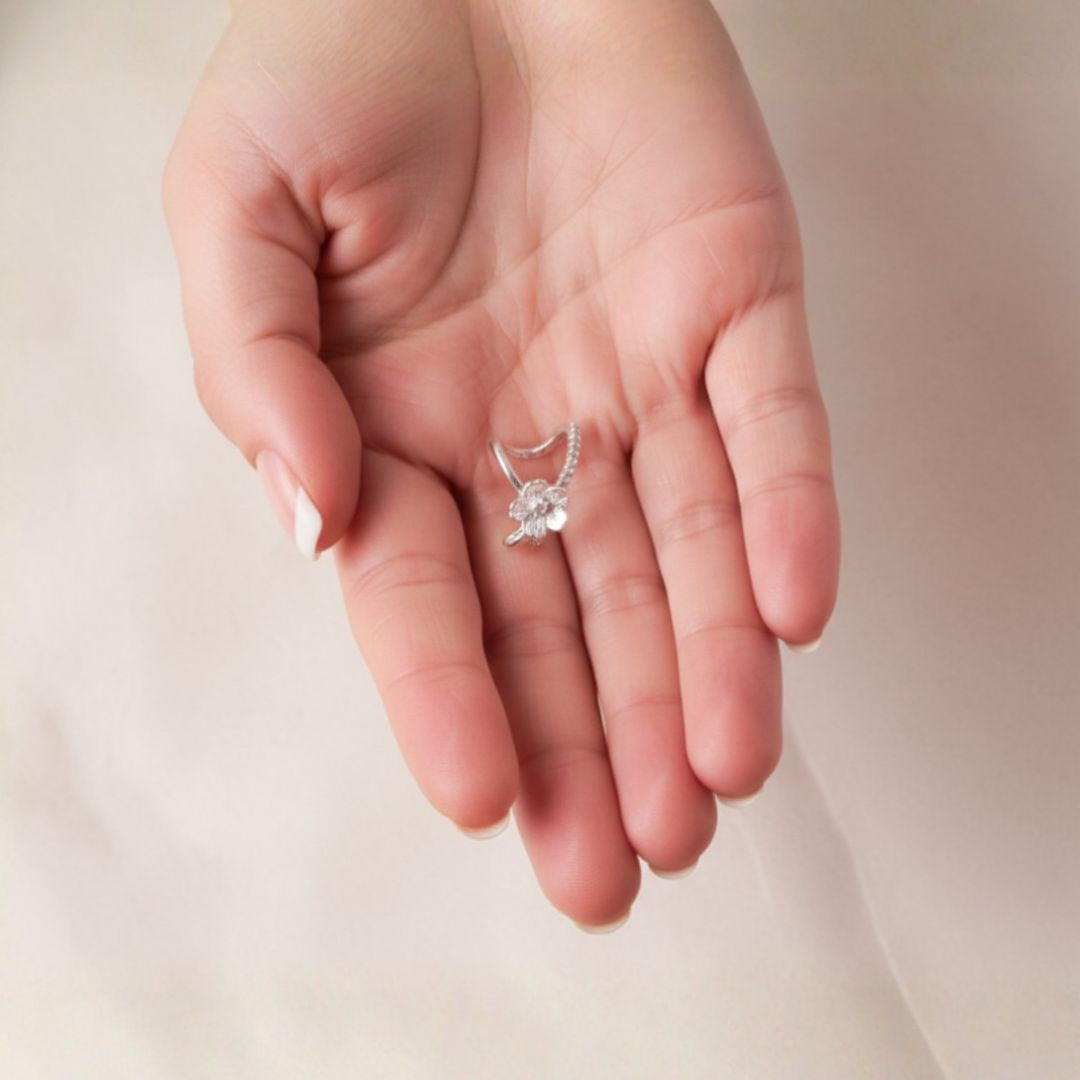 BLOSSOM ARO ITALIANO MEDIA ARGOLLA CALADO C/ FLOR Y LINEA MICROPAVE PLATA