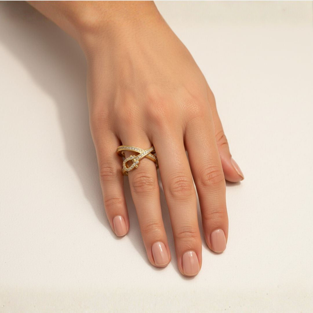 Lazo de Luz - Anillo Cruzado Dorado con Zirconias Brillantes