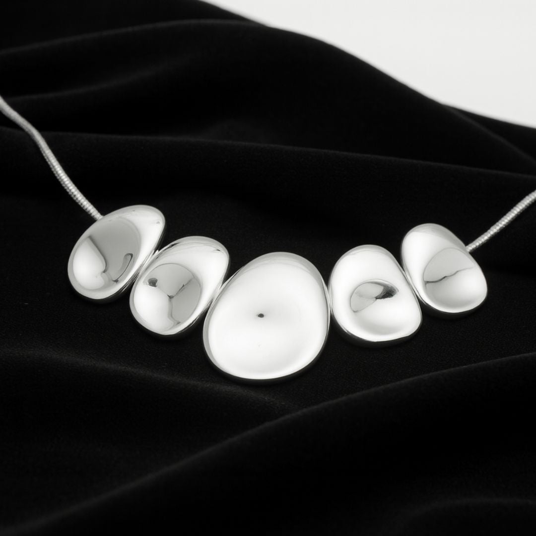 Alma Plateada - Collar de Diseño Orgánico con Eslabones Pulidos