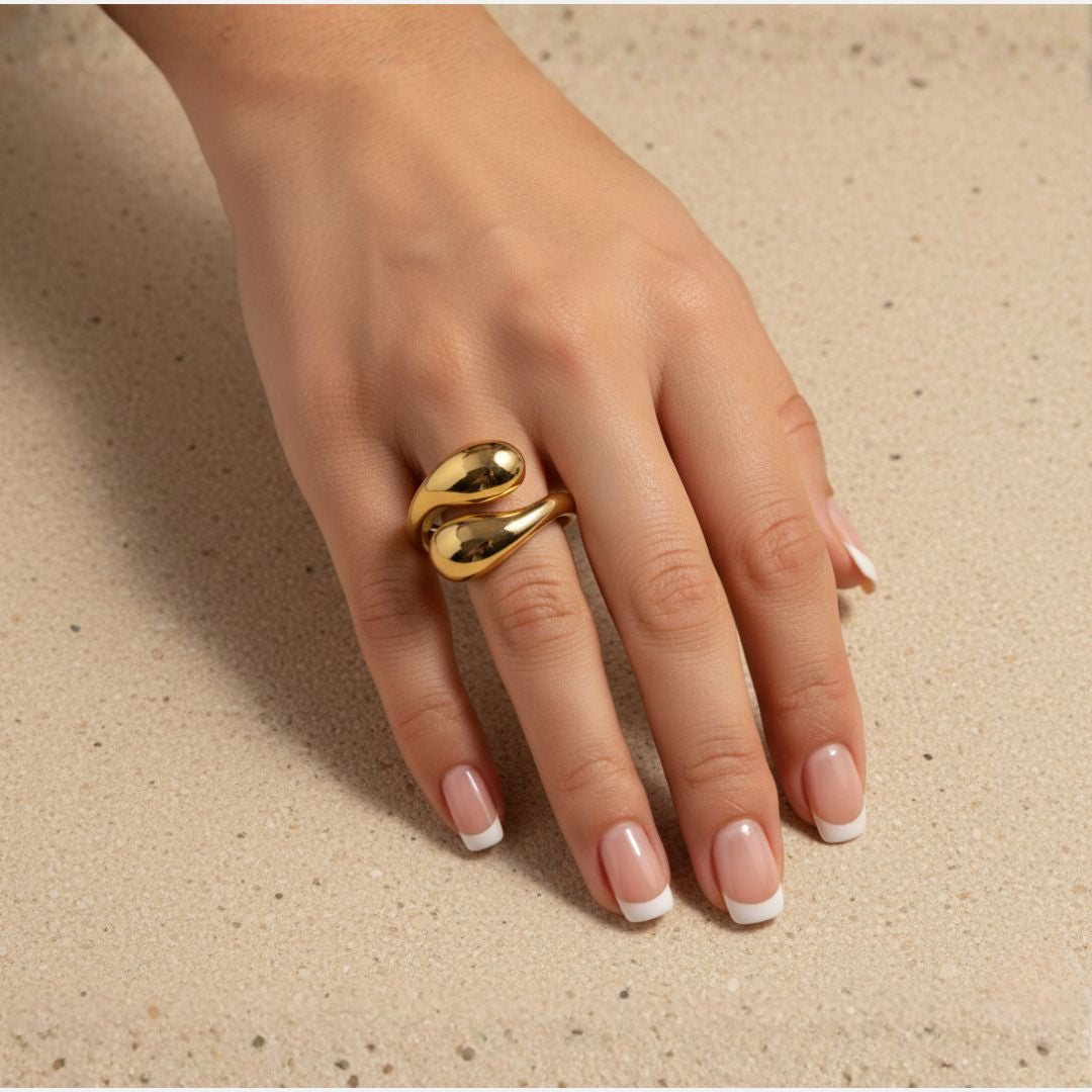 Gota Nova Dorado - Anillo Fluido de Diseño Escultural