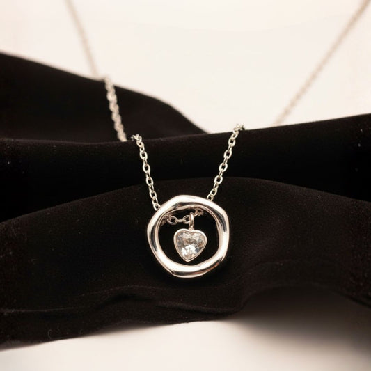 Corazon de Luna - Collar de Corazón Colgante en Marco Circular Plateado