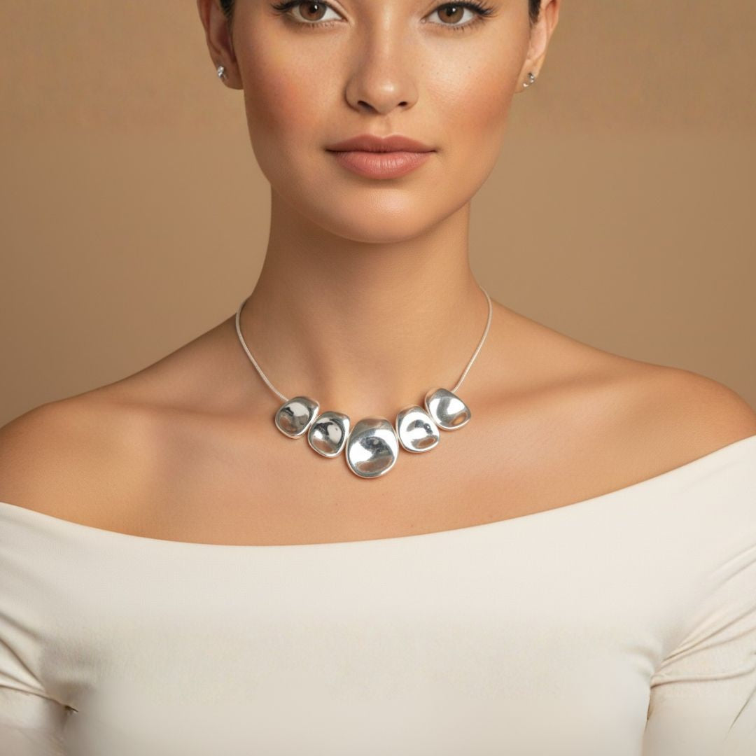 Alma Plateada - Collar de Diseño Orgánico con Eslabones Pulidos